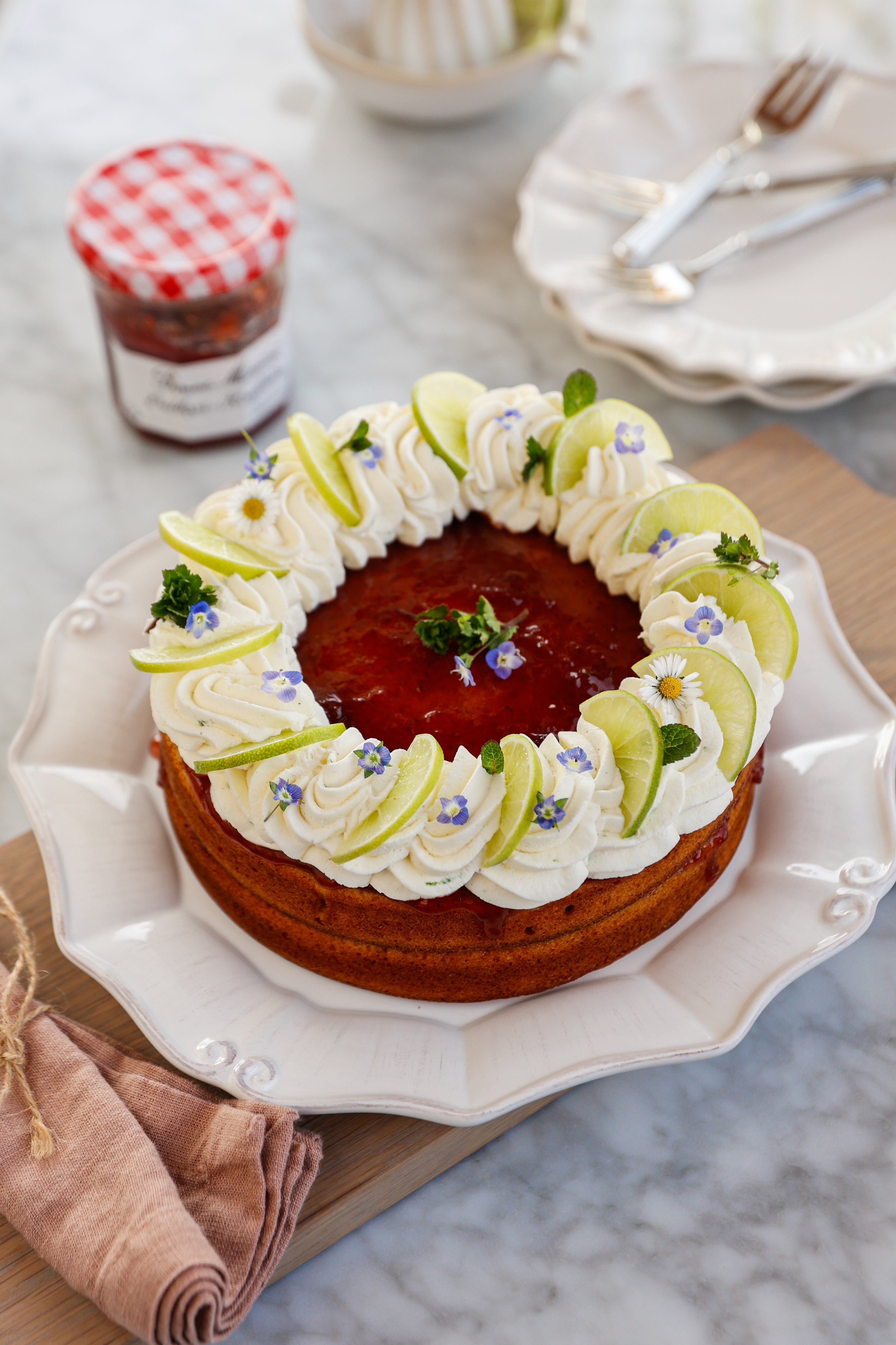Buttermilch-Limetten-Torte mit Erdbeer-Konfitüre Bonne Maman AT Buttermilch-Limetten-Torte mit Erdbeer-Konfitüre Bonne Maman AT