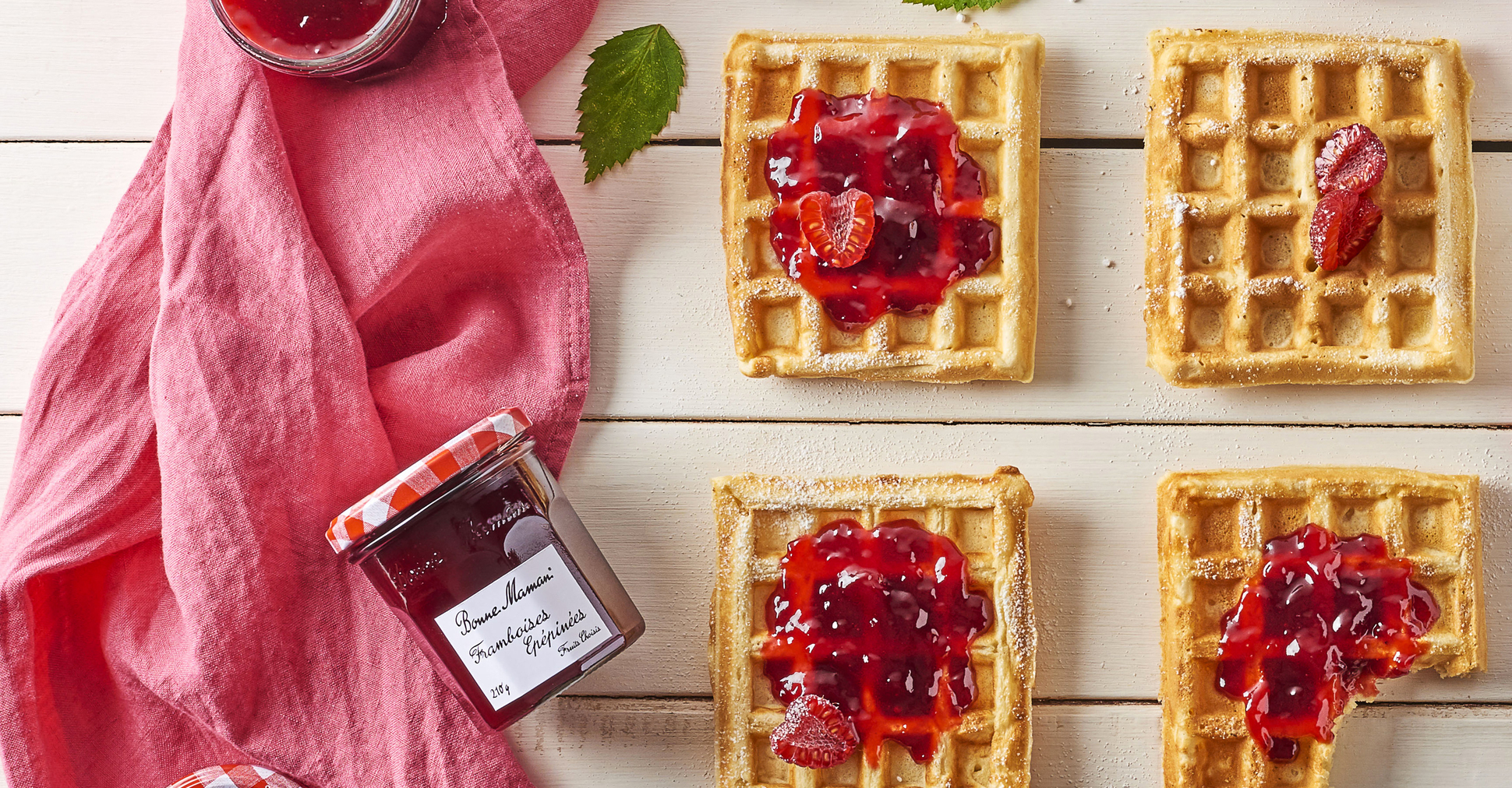 Waffeln mit Himbeer-Konfitüre fein passiert - Bonne Maman