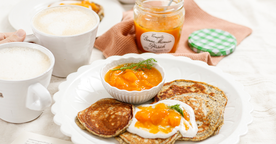 Topfen-Mohn-Pancakes mit Pfirsich Compote
