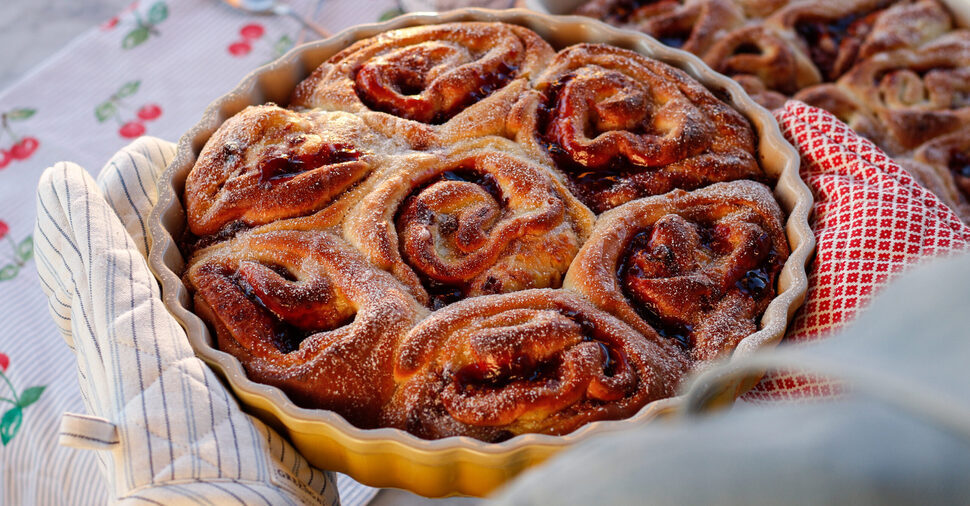 Brioche-Schnecken mit Vanillepudding-Kirsch-Füllung